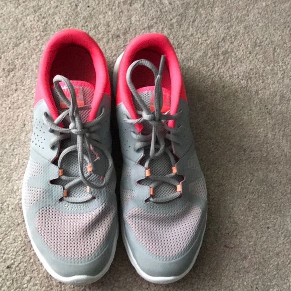 Nike tennis shoes - Picture 3 of 4